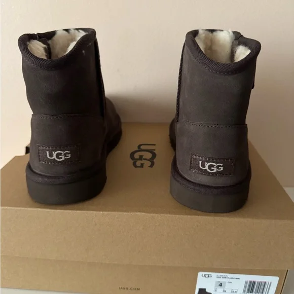 UGG Adri Classic Mini Suede Fur Lined Zip Boot. Boy. Girl. Unisex. Size: 4 - Picture 8 of 12